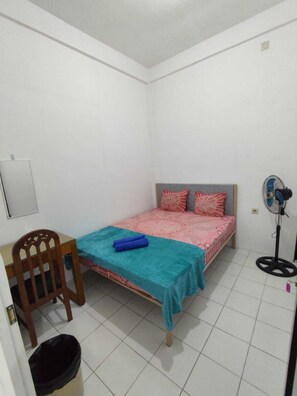 Basic Double Room | Desk, laptop workspace, free WiFi - Hotel MK 27 (Surabaya)