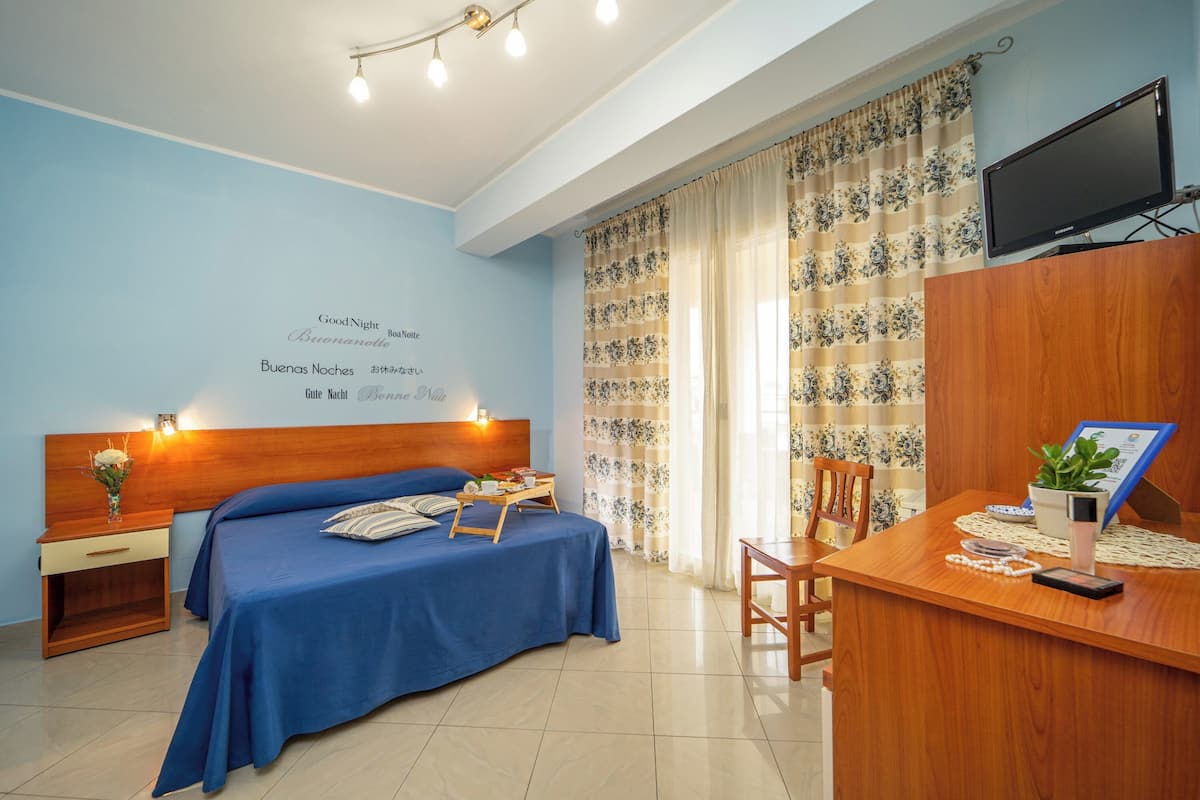 Minibar, desk, laptop workspace, WiFi (free)