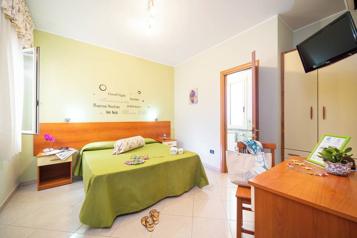Minibar, desk, laptop workspace, WiFi (free)