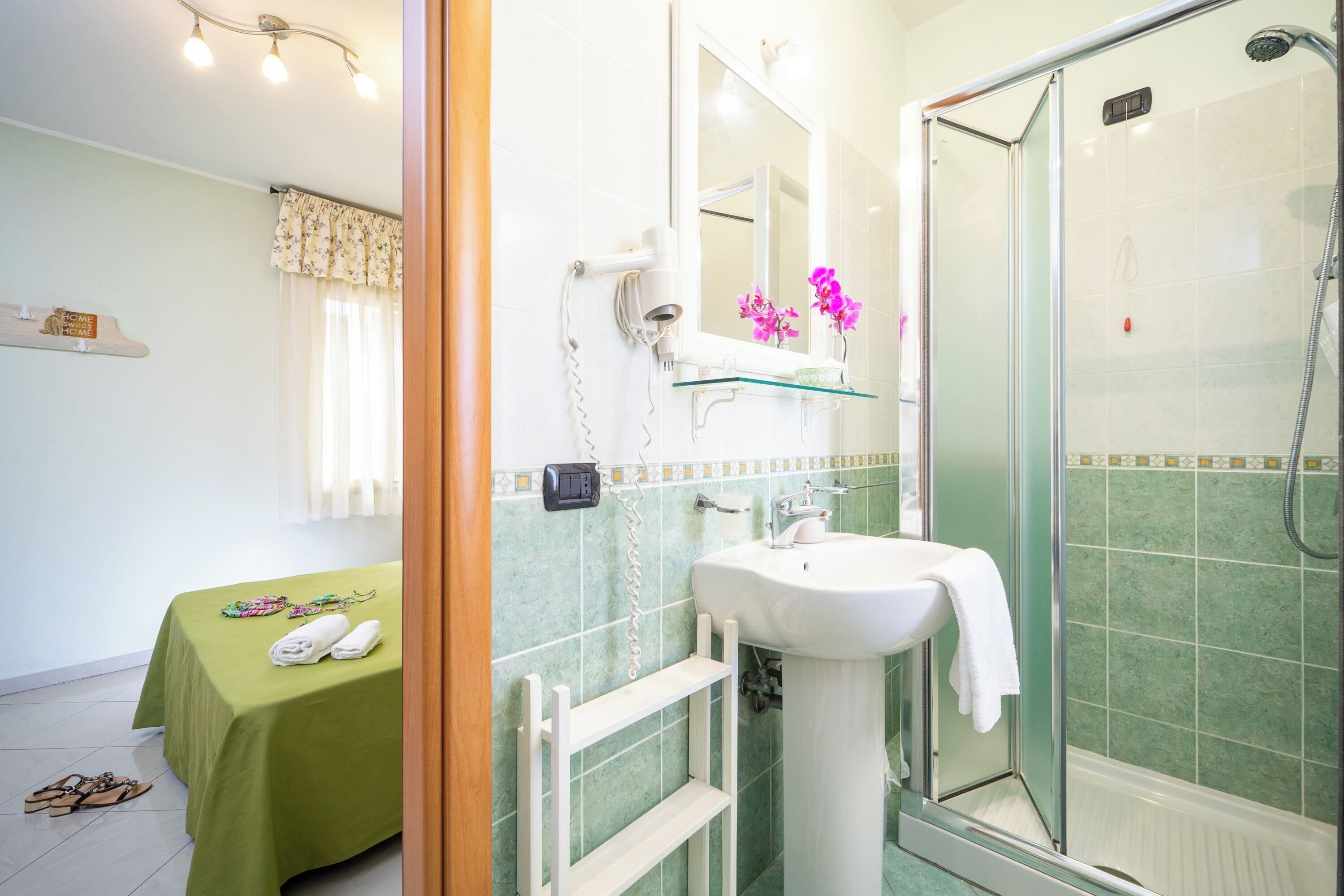Camera Economy, bagno in camera | Bagno | Doccia, set di cortesia gratuito, asciugacapelli, bidet