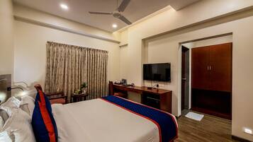 Superior King Room | Värdeförvaringsskåp på rummet, skrivbord och mörkläggningsgardiner