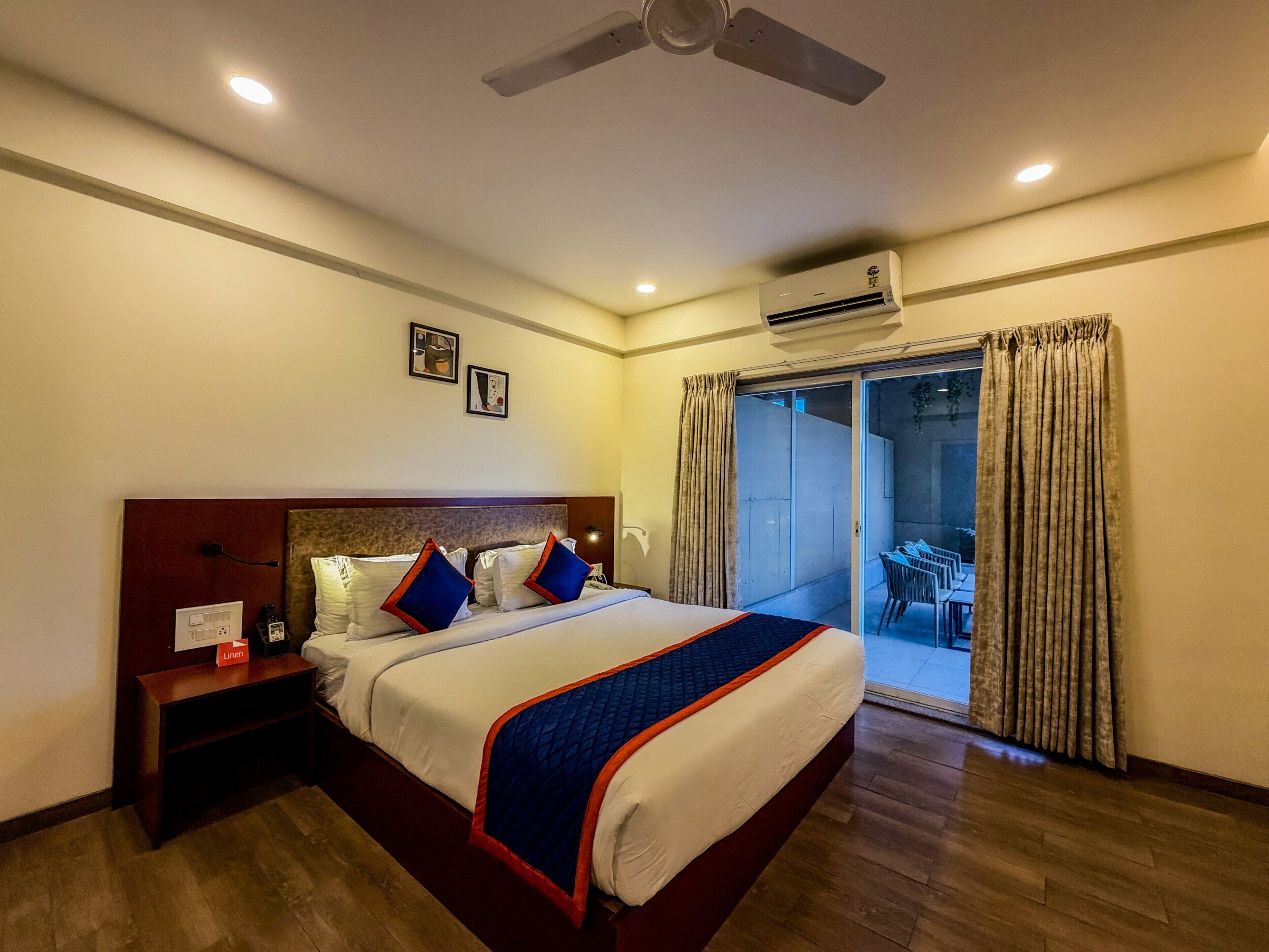 Suite With Balcony | خزنة داخل الغرفة ومكتب وستائر تعتيم ومكواة/لوح كي