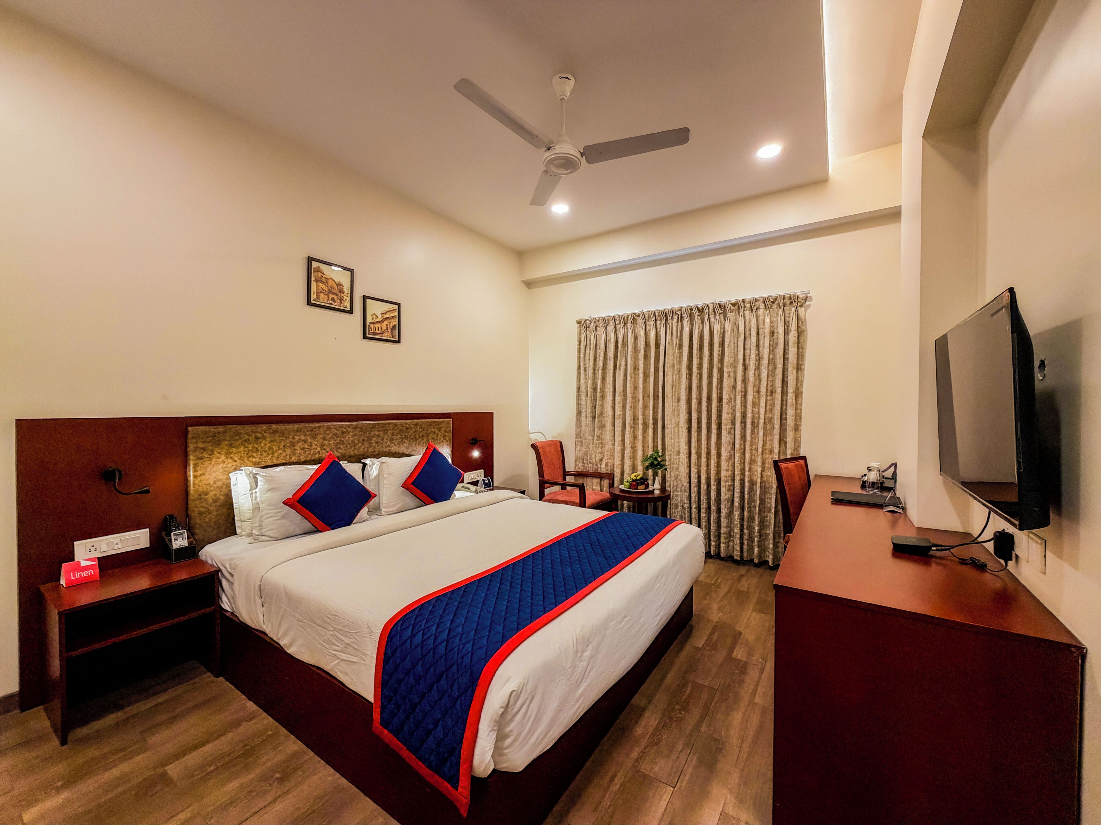 Superior King Room | خزنة داخل الغرفة ومكتب وستائر تعتيم ومكواة/لوح كي