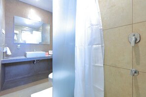 Superior King Room | Bagno | Doccia, set di cortesia gratuito, asciugamani, sapone