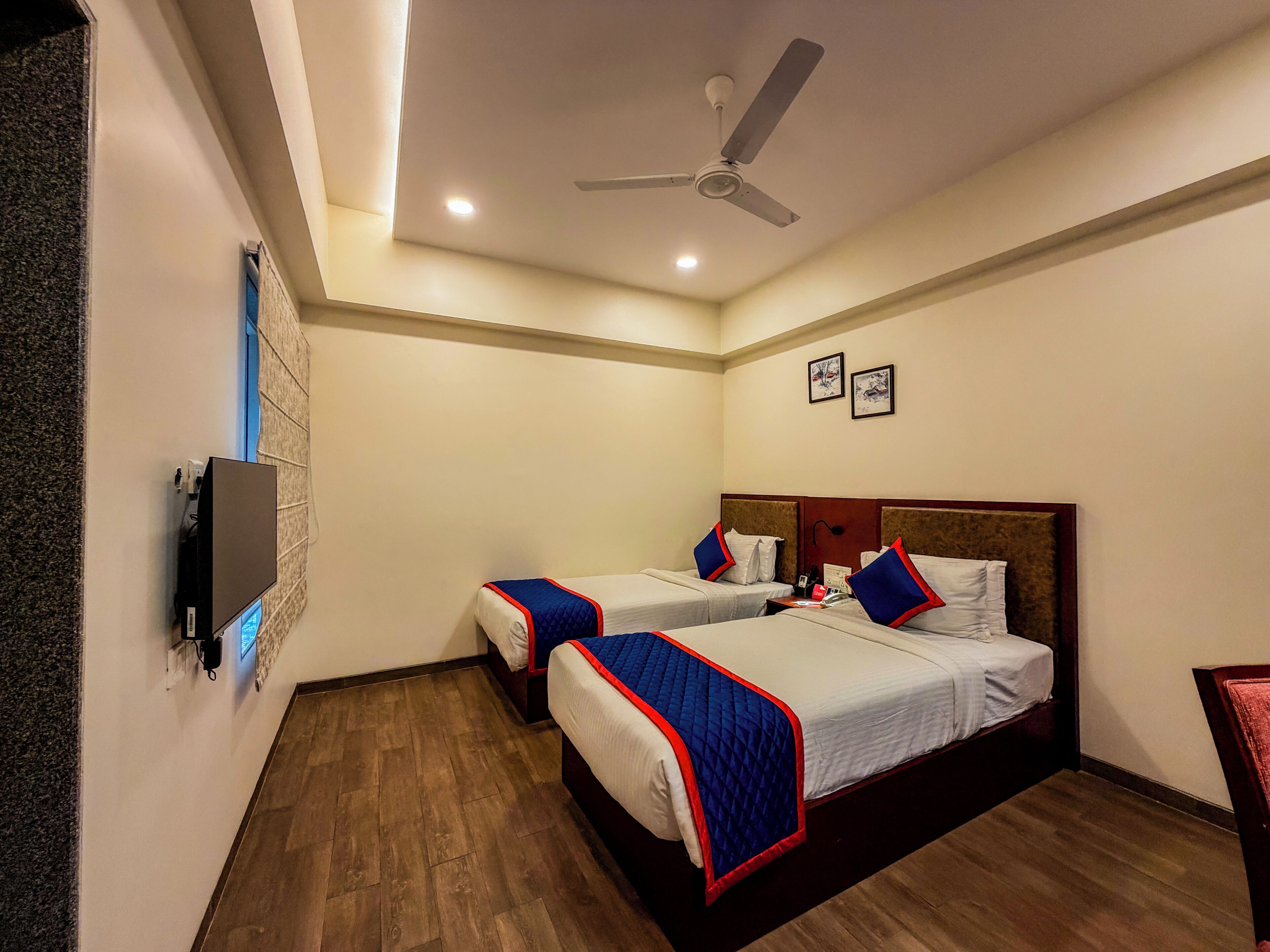 خزنة داخل الغرفة ومكتب وستائر تعتيم ومكواة/لوح كي