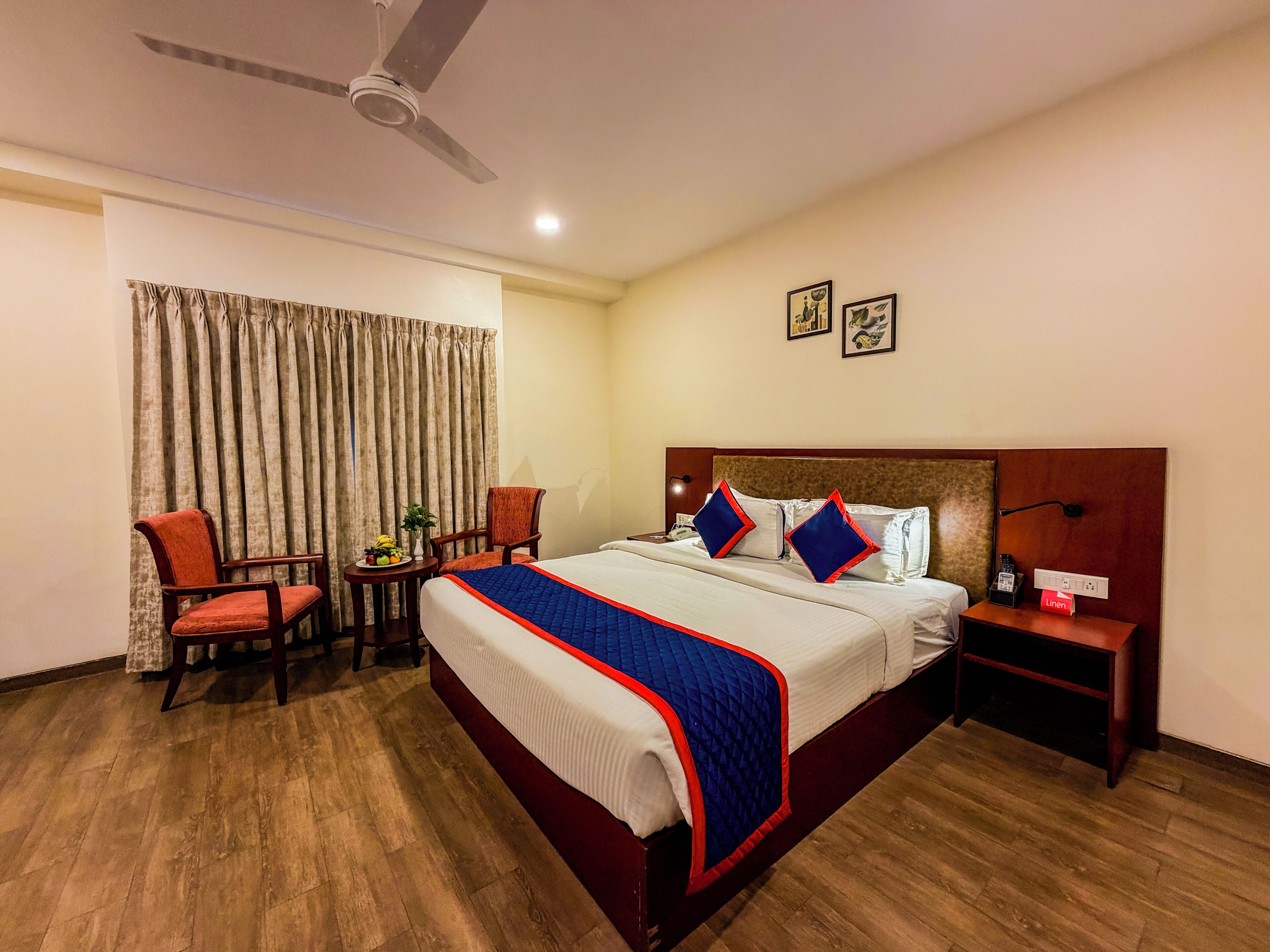 خزنة داخل الغرفة ومكتب وستائر تعتيم ومكواة/لوح كي