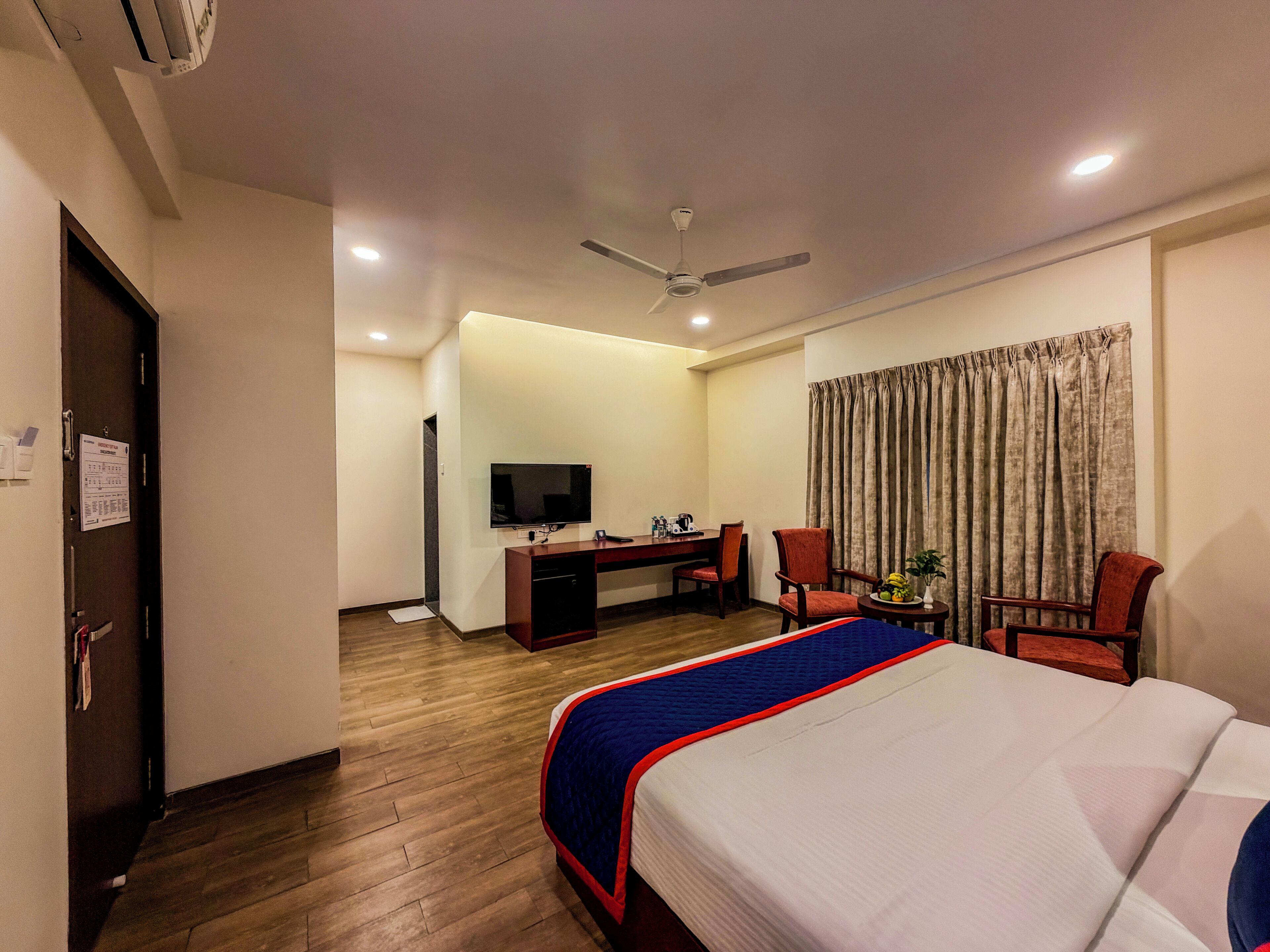 Club Room | In-room safe, desk, blackout drapes, iron/ironing board