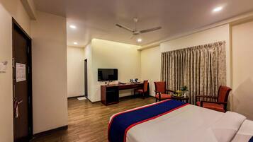 Club Room | In-room safe, desk, blackout drapes, iron/ironing board