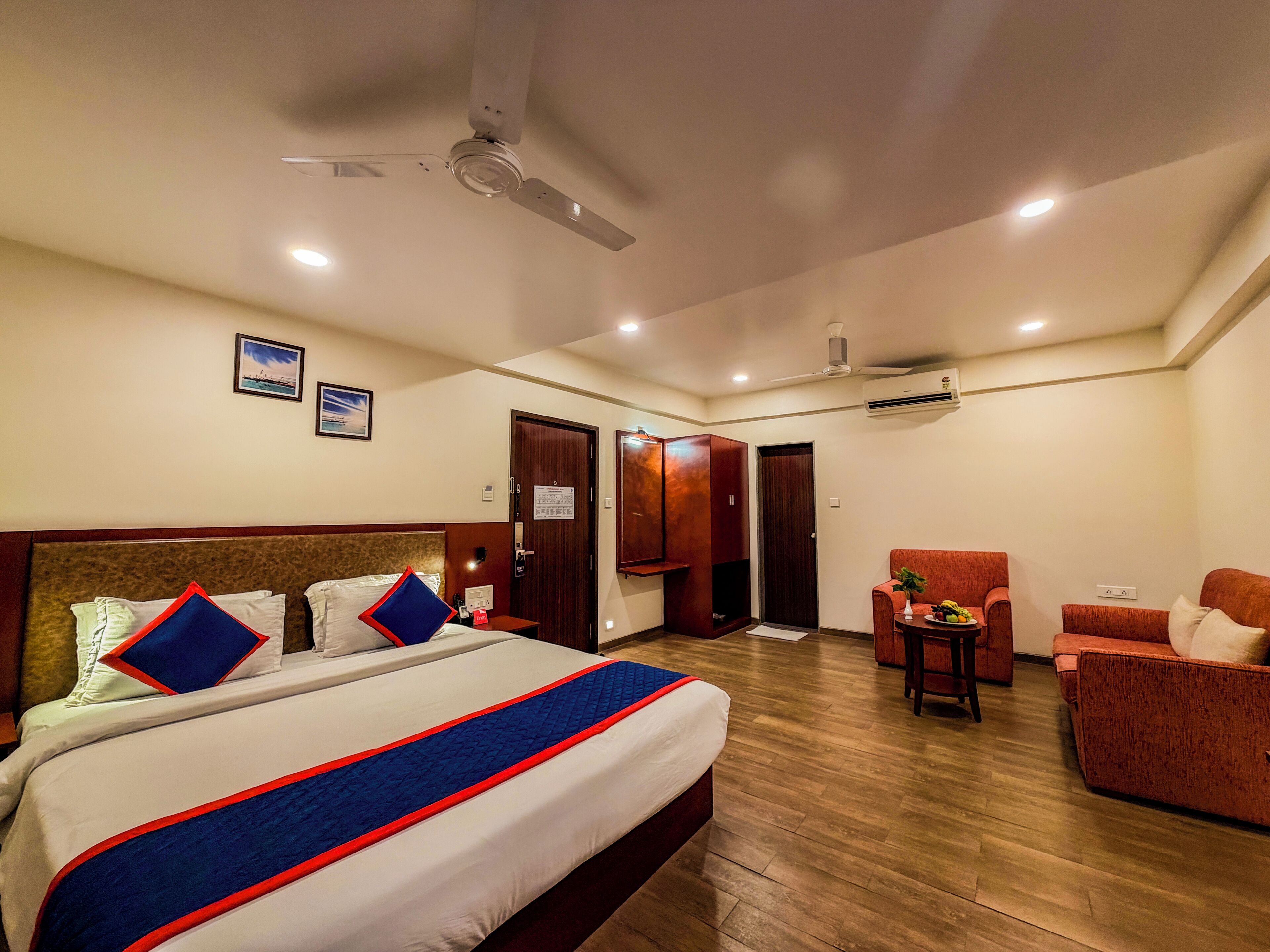 خزنة داخل الغرفة ومكتب وستائر تعتيم ومكواة/لوح كي