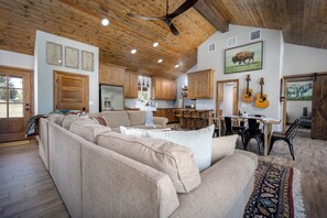 Smart TV, fireplace - Modern cabin secluded on 50 acres, private trail and creek access, all near town (Blanchard)