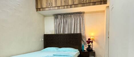 1 dormitorio, tabla de planchar con plancha, wifi y ropa de cama