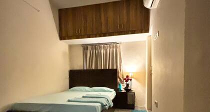 Bedroom with Kitchen & Attached Bathroom in Heart of Chennai – AC & WiFi.