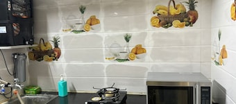 Bedroom with Kitchen & Attached Bathroom in Heart of Chennai – AC & WiFi.