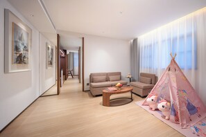 Family Suite | Living room | 55-inch LED TV with cable channels - CHUNHUA TIMELESS (Guangzhou)