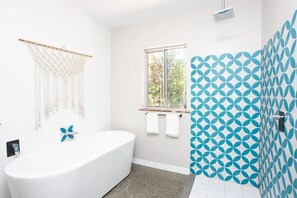 Towels, soap, shampoo, toilet paper