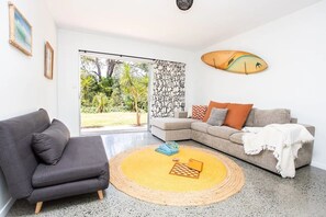 Smart-TV, peis og bøker