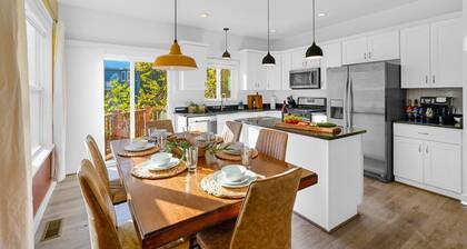 *NEW* Walk To AVL|Sauna|Hot Tub|Cinema