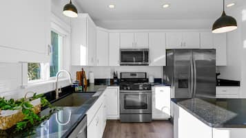 Køleskab, mikrobølgeovn, ovn, kogeplade