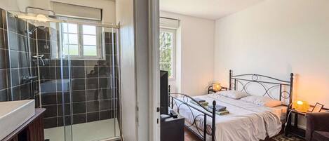 5 chambres, fer et planche à repasser, Wi-Fi, draps fournis