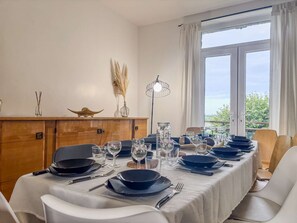 Dining - Happiness is in the perch (Saint-Jouin-de-Blavou)