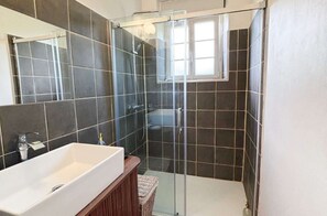 Douche, séchoir à cheveux, bidet, serviettes fournies