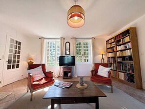 TV, fireplace, DVD player, books