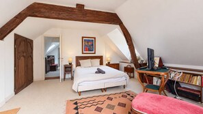 A bedroom with a sloped ceiling, a bed, a desk with a computer, a bookshelf, and a window. - La Maison du Tilleul with a pool for 10 people (Saint-Sulpice-sur-Risle)