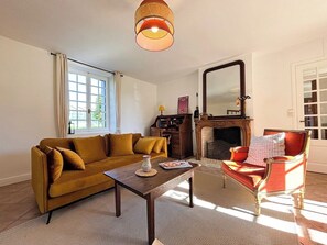 TV, peis, DVD-spiller og bøker