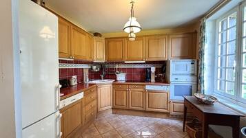 Frigorífic, microones, forn i placa de cuina