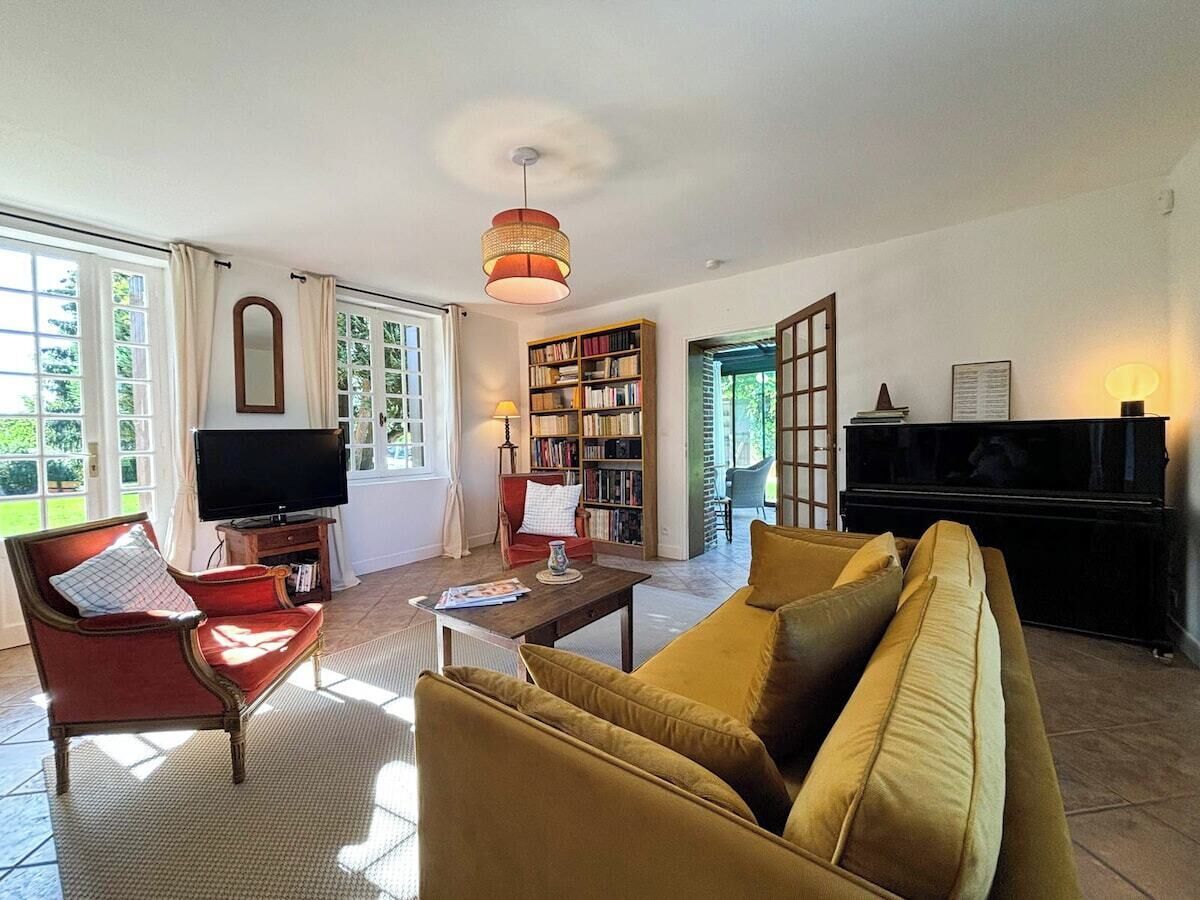 テレビ、暖炉、DVD プレーヤー、書庫