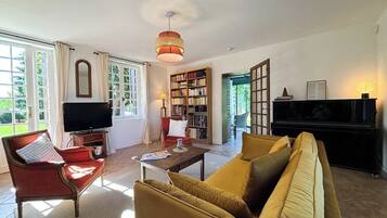 TV, fireplace, DVD player, books