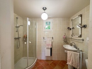 Douche, sèche-cheveux, bidet, serviettes fournies