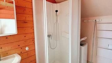 Een douche, een bidet, handdoeken