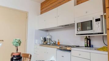 Een koelkast, een microgolfoven, een kookplaat