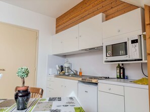 Réfrigérateur, micro-ondes, plaque de cuisson, cafetière/bouilloire