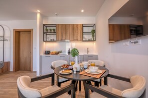 Family Studio | Private kitchen | Mini-fridge, stovetop, espresso maker, coffee/tea maker - kiwi butique studios (Kissamos)