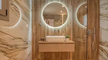 Estudio Confort | Baño | Ducha, secador de pelo, toallas y jabón
