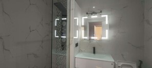 Shower, hair dryer, towels