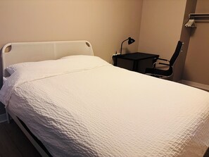 2 soverom, skrivebord, strykejern/-brett og wi-fi (inkludert)