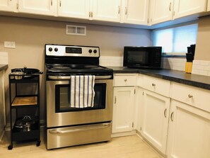 Een koelkast, een microgolfoven, een oven, een kookplaat