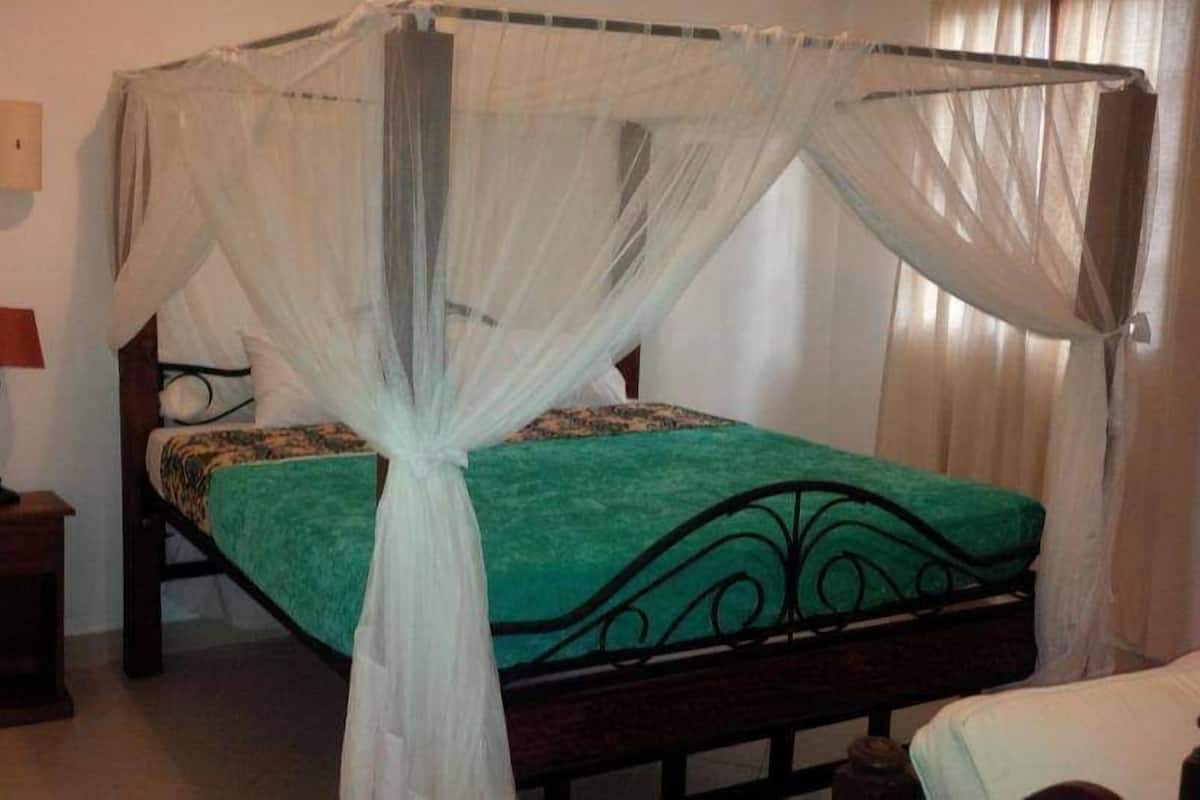 2 bedrooms, desk, laptop workspace, free WiFi