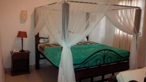 Escritorio, espacio para trabajar con un portátil, wifi gratis