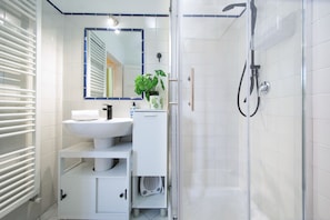 Dusche, Haartrockner, Bidet, Handtücher