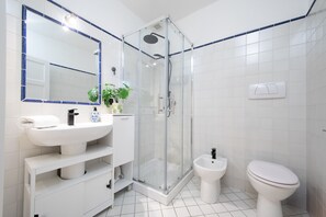 تجهيزات دش، مجففات شعر، مراحيض شطف، مناشف