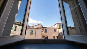 A window with a view of buildings and a clear sky. - La Casa di Riccardo Cosy in Center Town (Lucca)