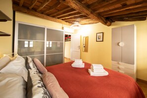 مكواة/لوح كي وسرير سفر وواي فاي مجانًا وملاءات أسرّة