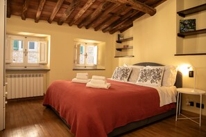 Iron/ironing board, travel crib, free WiFi, bed sheets - La Casa di Riccardo Cosy in Center Town (Lucca)
