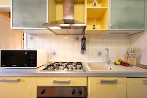 Réfrigérateur, micro-ondes, four, plaque de cuisson