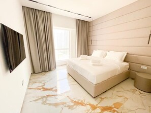 4 bedrooms, iron/ironing board, WiFi, bed sheets - Luxury 4-bedroom apartment in JBR Dubai with WiFi, pool, gym and parking (Dubai)