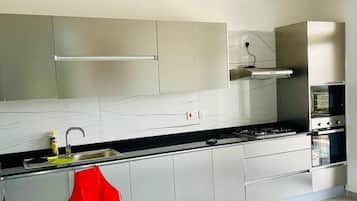 Frigorífico grande, microondas, horno y placa de cocina